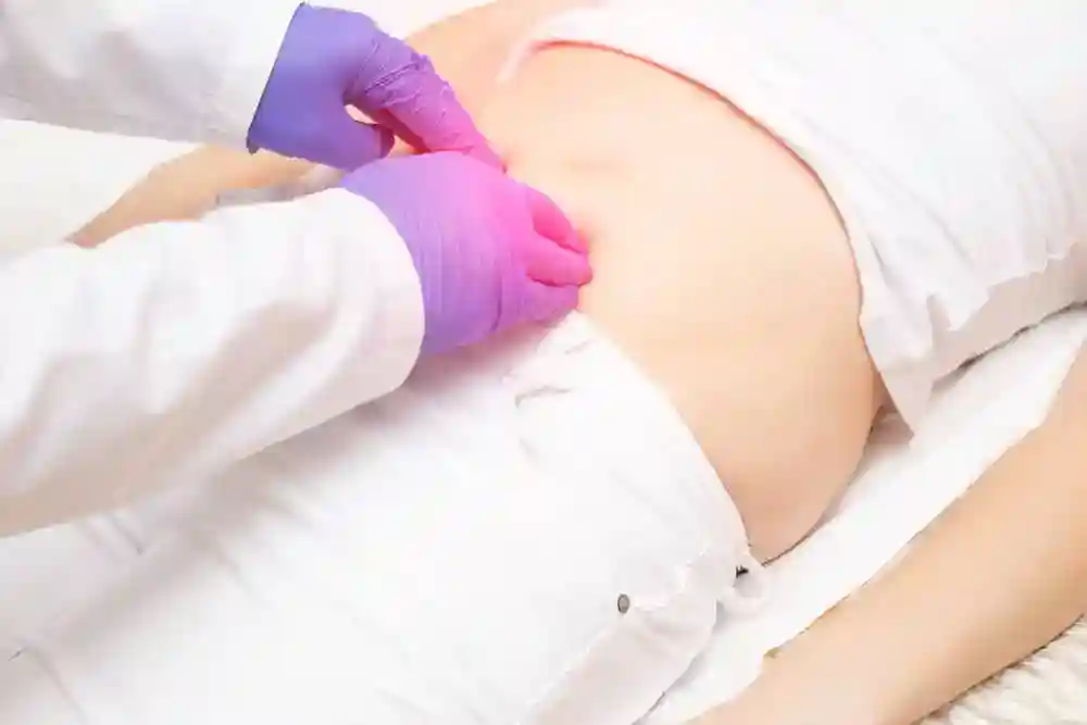 醫師藉由觸診判斷患者骨盆腔發炎痛點